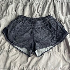 lululemon hotty hot 2.5 shorts